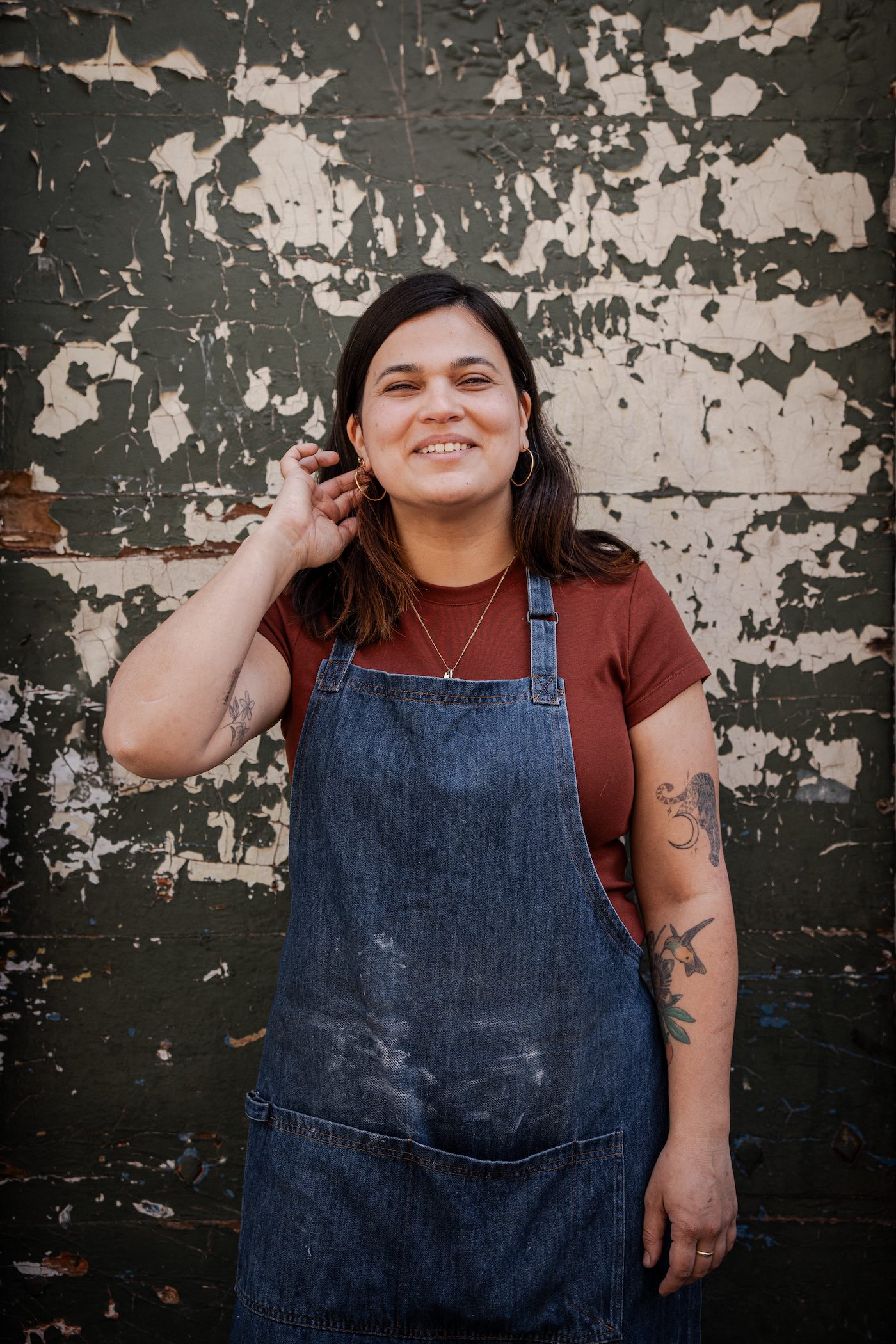 femme-ceramiste-sourire-lyon-france